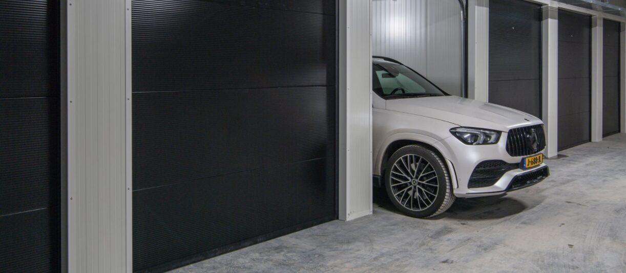Auto geparkeerd in garagebox